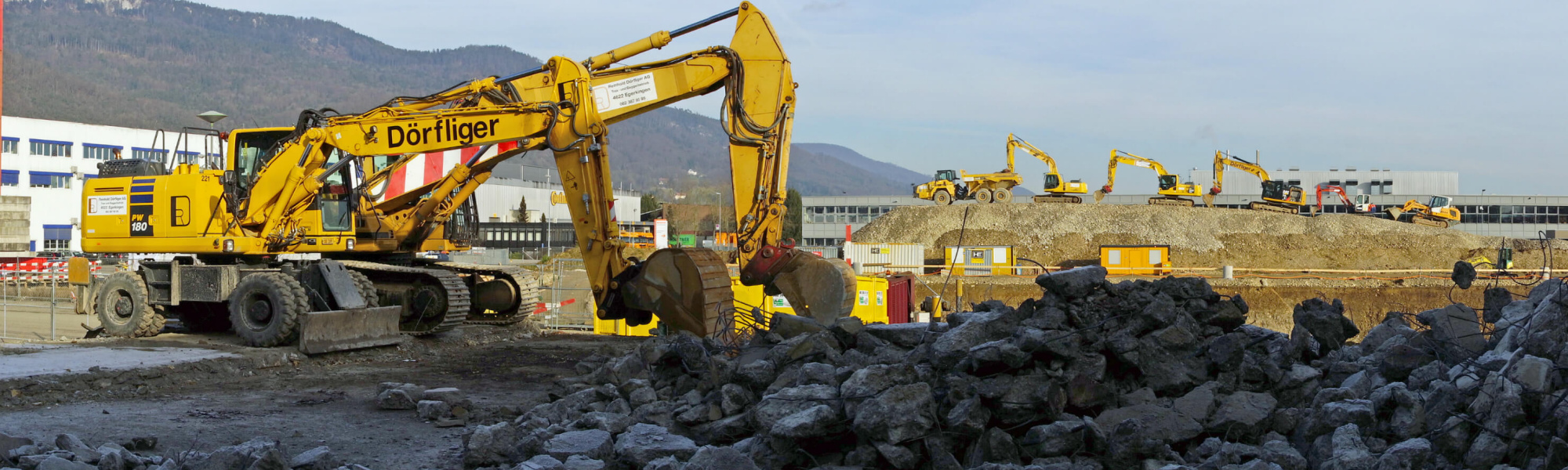 Dörfliger Bagger mit Hintergrund